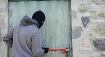 Latem złodzieje dokonają około 12 tys. włamań i kradzieży do domów i mieszkań.